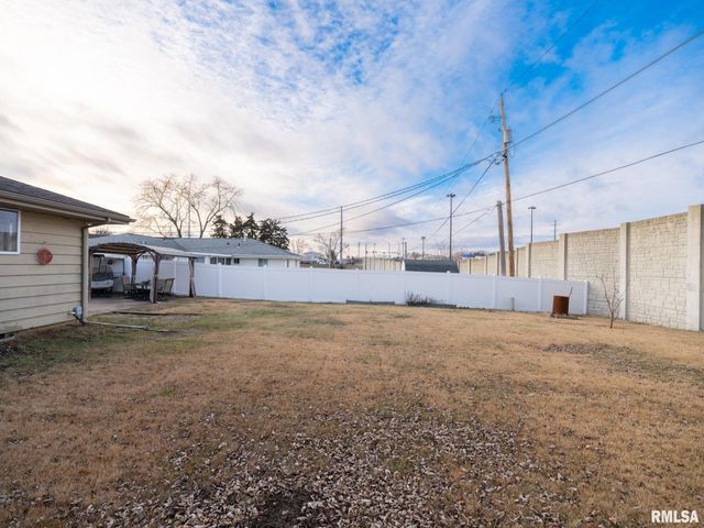 2303 W WESTPORT Road, Peoria, IL 61615