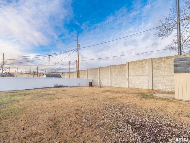 2303 W WESTPORT Road, Peoria, IL 61615