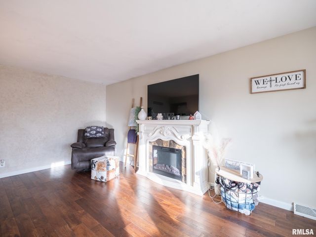 2303 W WESTPORT Road, Peoria, IL 61615