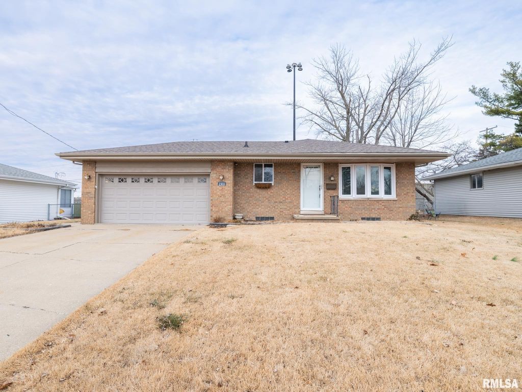 2303 W WESTPORT Road, Peoria, IL 61615