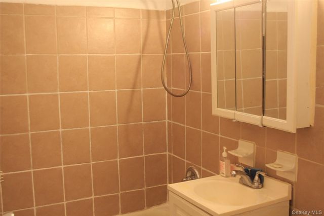 1332 Metropolitan Avenue 6A, Bronx, NY 10462