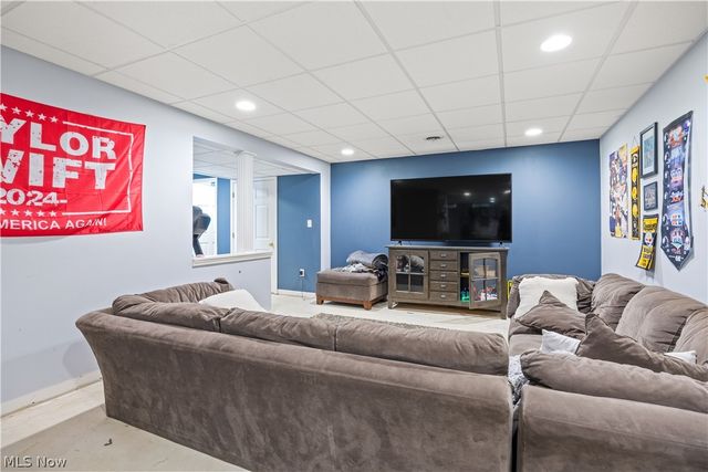 809 Adam Run Drive, Cuyahoga Falls, OH 44223