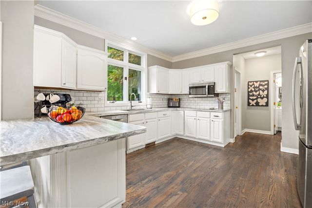 809 Adam Run Drive, Cuyahoga Falls, OH 44223