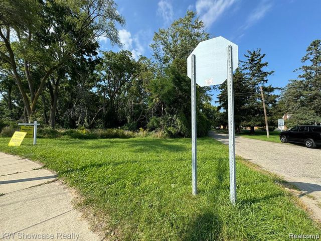 2830 Dixie Highway, Waterford, MI 48328