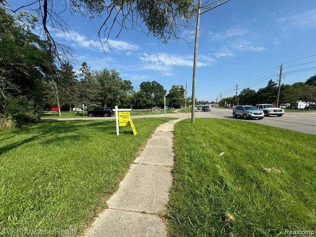 2830 Dixie Highway, Waterford, MI 48328