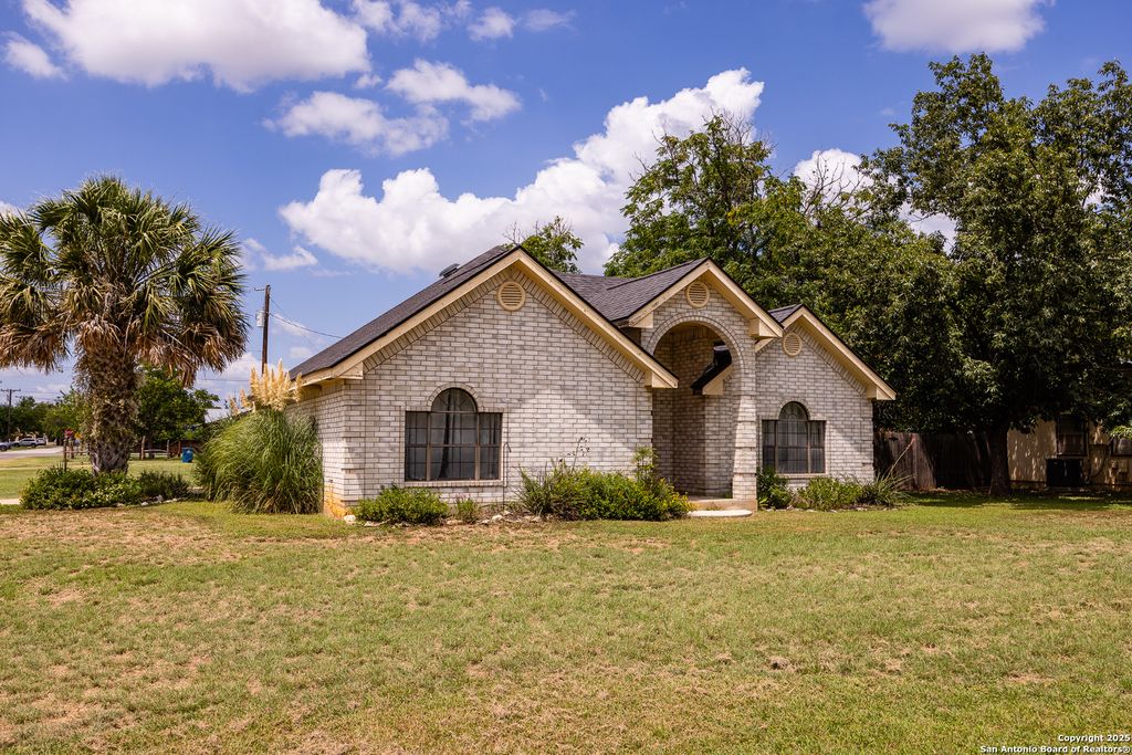 903 Hackberry, Bandera, TX 78003