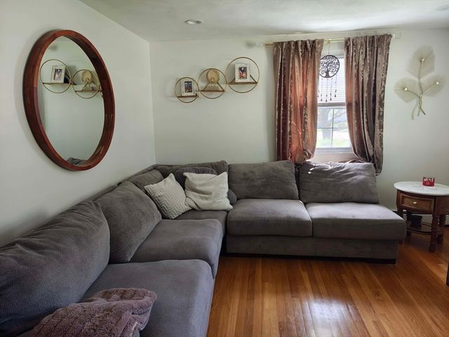 25 Manor Rd, Auburn, MA 01501