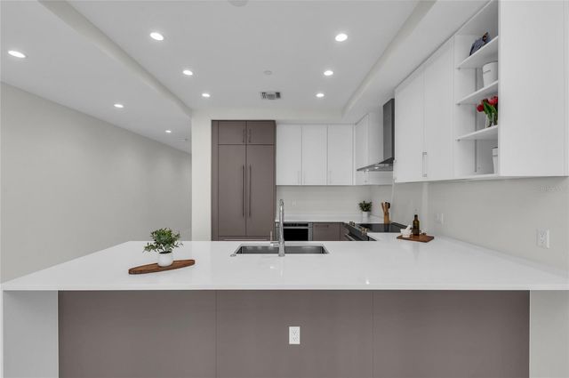 275 1ST AVENUE S 2204, St Petersburg, FL 33701