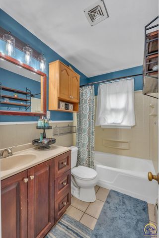 1722 SW Fairlawn RD, Topeka, KS 66604
