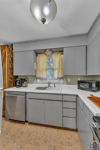 1722 SW Fairlawn RD, Topeka, KS 66604