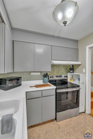 1722 SW Fairlawn RD, Topeka, KS 66604
