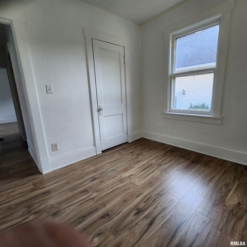 1000 W HANSSLER Place, Peoria, IL 61604