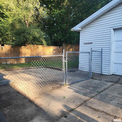 1000 W HANSSLER Place, Peoria, IL 61604