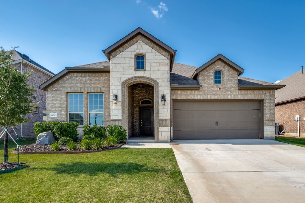 10909 Glover Lane, Aubrey, TX 76227