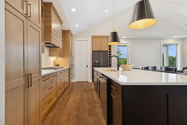 2706 Lakeview Court, Little Canada, MN 55117