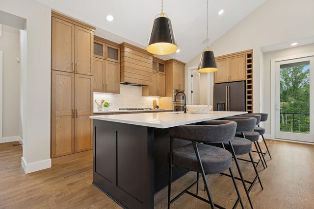 2706 Lakeview Court, Little Canada, MN 55117