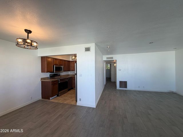 1702 W TUCKEY Lane 209, Phoenix, AZ 85015