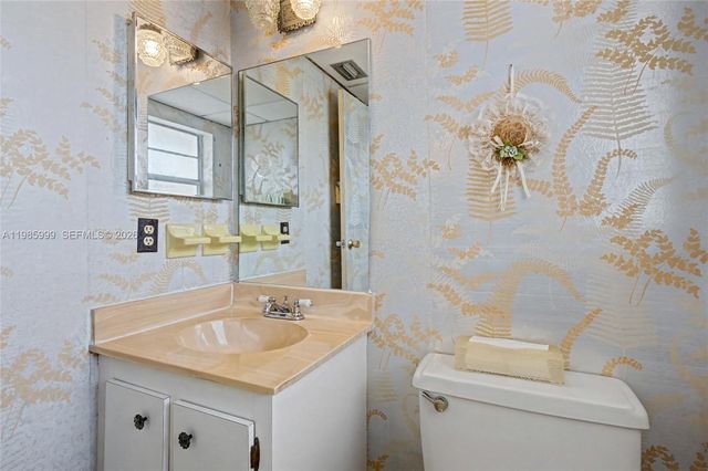 1020 Country Club Dr 305, Margate, FL 33063