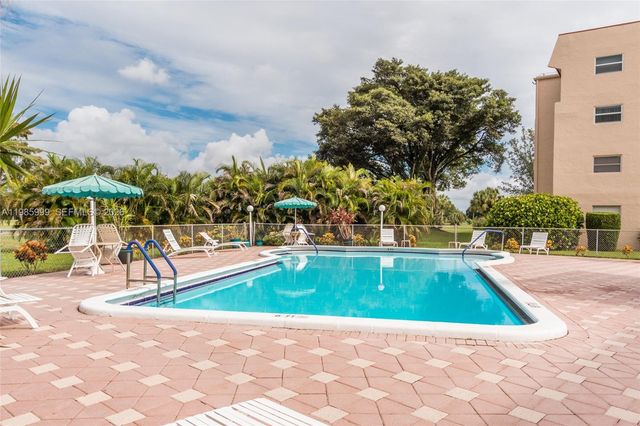 1020 Country Club Dr 305, Margate, FL 33063