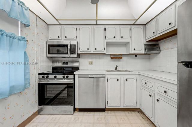 1020 Country Club Dr 305, Margate, FL 33063