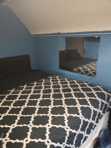 17121 Kelly Road, Detroit, MI 48224