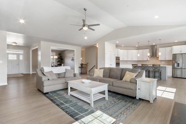 560 N Boulder Ridge DRIVE, Lake Geneva, WI 53147