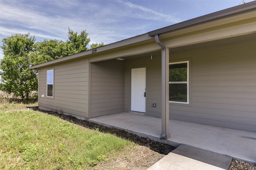 221 Davenport, Italy, TX 76651