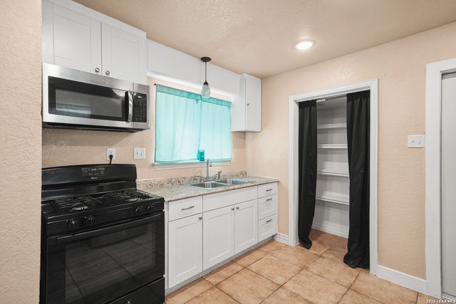 1651 S Elmendorf, San Antonio, TX 78207