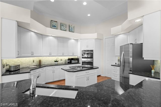 2039 Mission DR, Naples, FL 34109