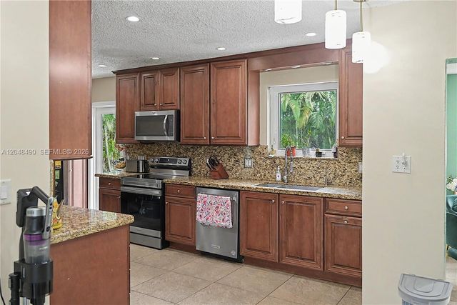 301 SW 65th Ave, Pembroke Pines, FL 33023