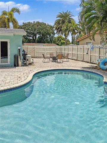301 SW 65th Ave, Pembroke Pines, FL 33023