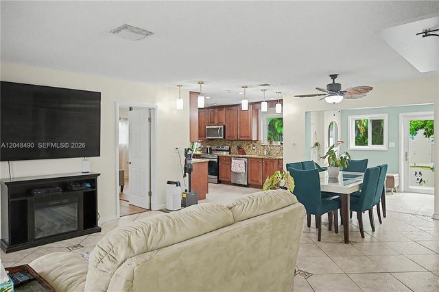 301 SW 65th Ave, Pembroke Pines, FL 33023
