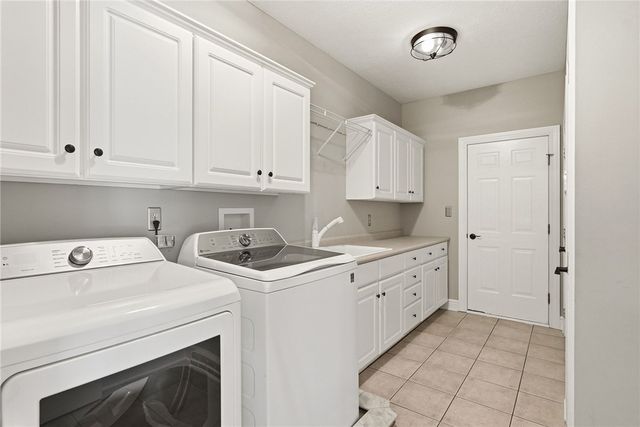 3053 Canterbury Dr, Hampton, PA 15101