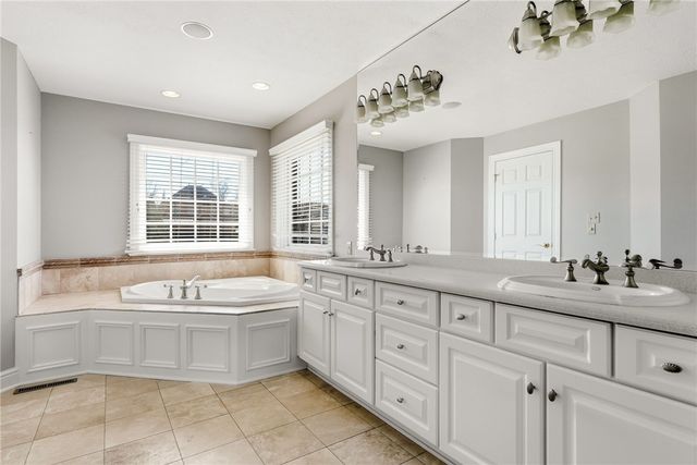 3053 Canterbury Dr, Hampton, PA 15101