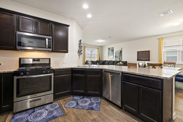 204 Rochester LN, Hutto, TX 78634