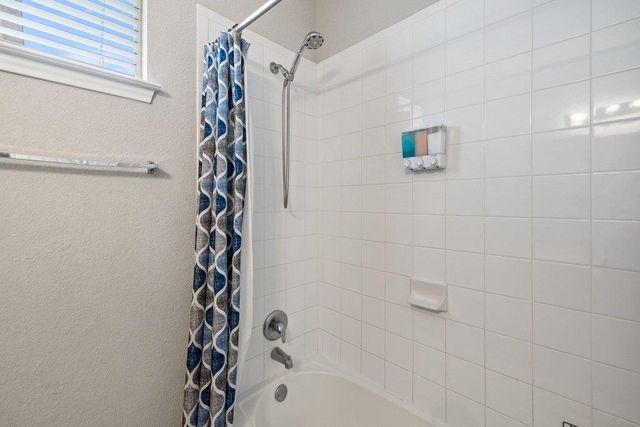 204 Rochester LN, Hutto, TX 78634