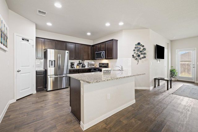 204 Rochester LN, Hutto, TX 78634