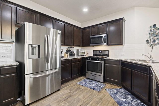 204 Rochester LN, Hutto, TX 78634