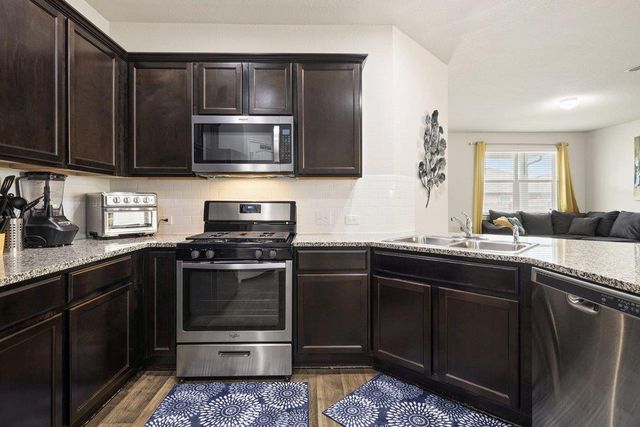 204 Rochester LN, Hutto, TX 78634