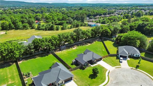 515 Vista Del Valle Street, Farmington, AR 72730