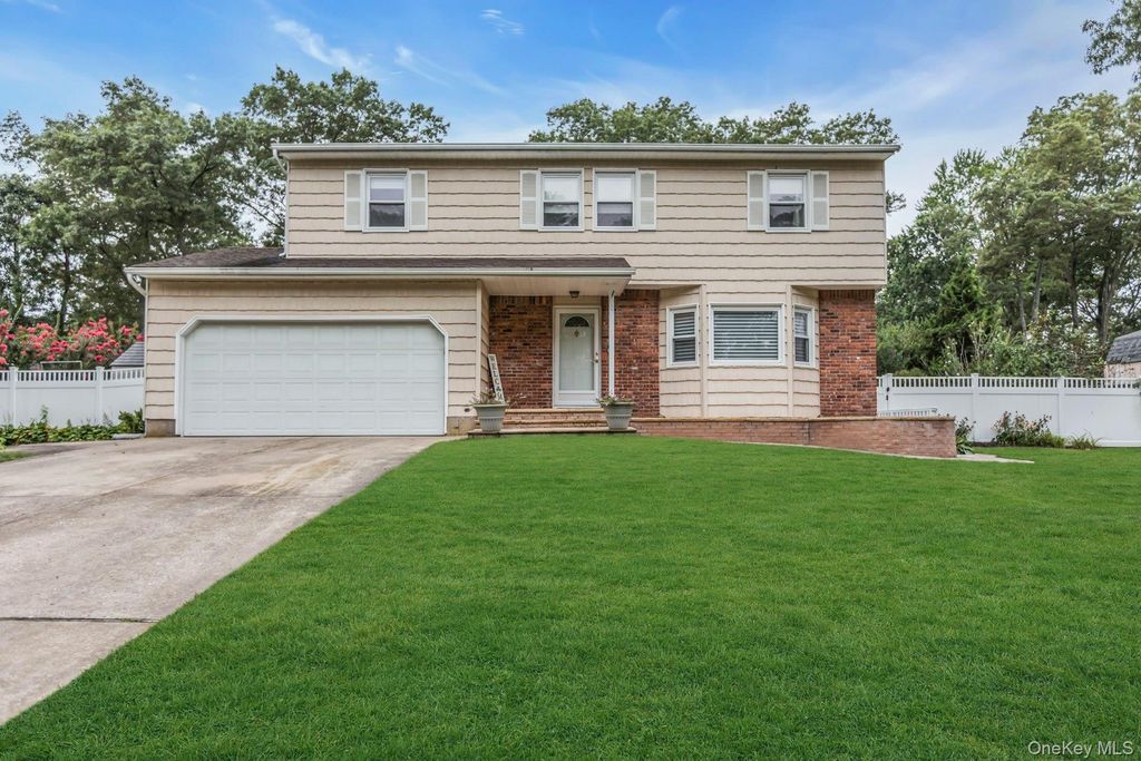 10 Elan Lane, Ronkonkoma, NY 11779