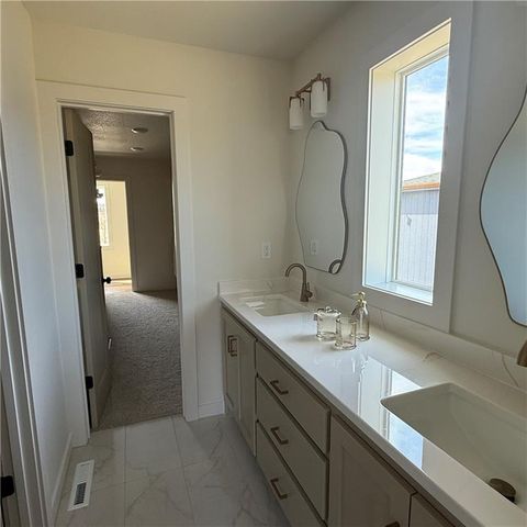 2002 SE Oak Ridge Drive, Oak Grove, MO 64075