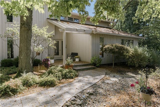 15 Laurel Hill Lane, Pepper Pike, OH 44124