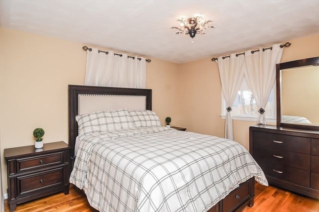 215 Trull Lane E, Lowell, MA 01852