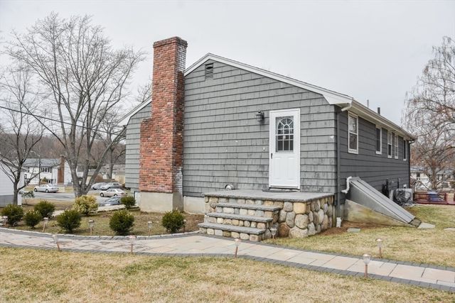 215 Trull Lane E, Lowell, MA 01852