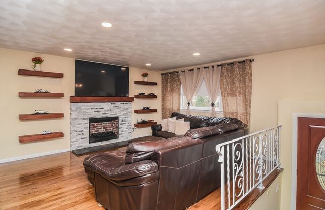 215 Trull Lane E, Lowell, MA 01852