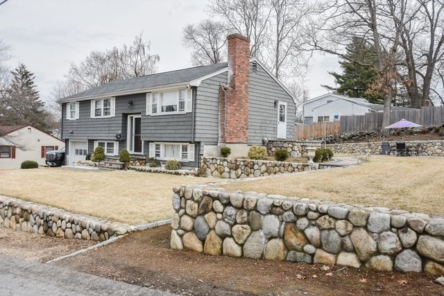 215 Trull Lane E, Lowell, MA 01852