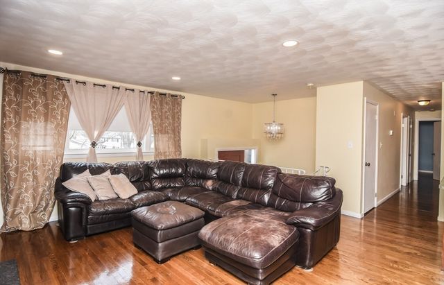 215 Trull Lane E, Lowell, MA 01852