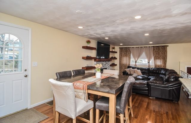 215 Trull Lane E, Lowell, MA 01852