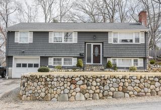 215 Trull Lane E, Lowell, MA 01852